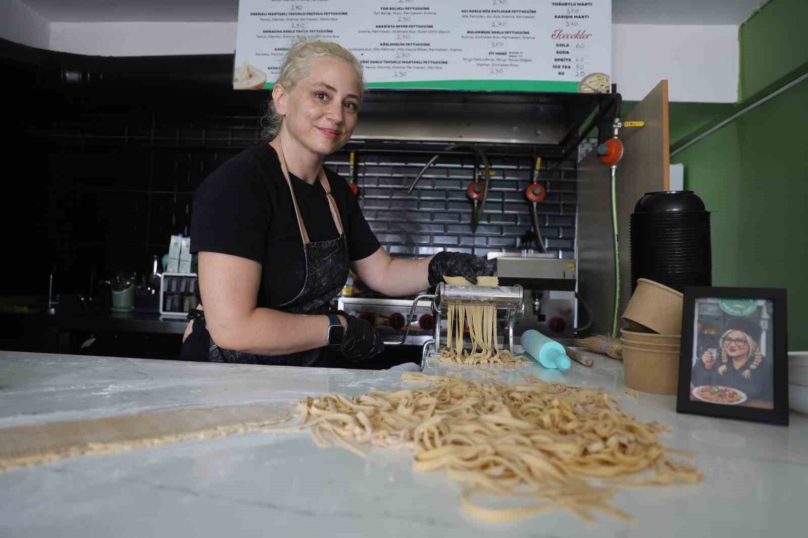 Depremin pes ettiremediği kadın, gastronomi şehrinde el açması makarnasıyla vatandaşların damak tadını değiştirdi