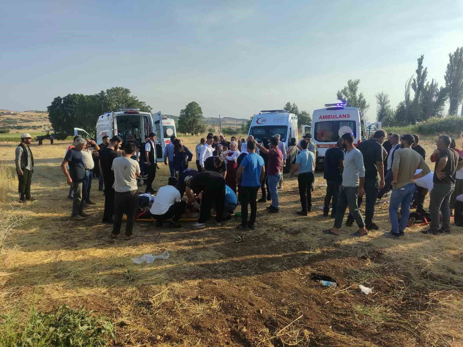 Diyarbakır'da otomobil devrildi: 9 yaralı