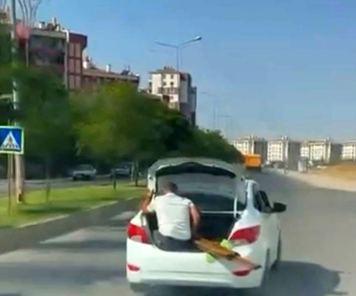 Diyarbakır'da tehlikeli yolculuklar kamerada: Biri bagaj girdi, diğeri bagaj kapısında oturup ilerledi