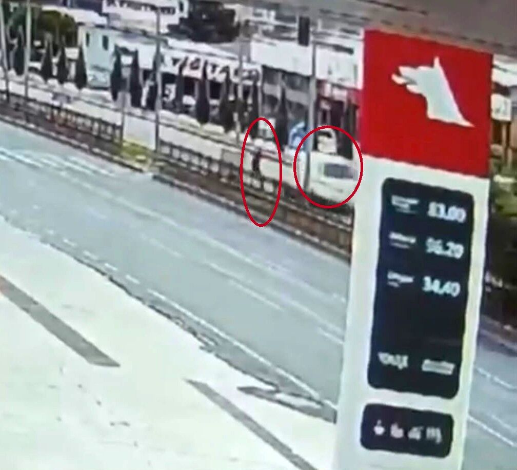 Diyarbakır'da yaya geçidinden geçmeye çalışan şahsın ölümden döndüğü anlar kamerada
