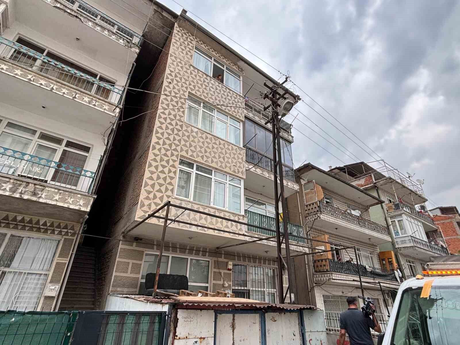(Düzeltme) Ankara'da üç arkadaşını öldürüp intihar eden zanlının komşusu: 'Polislere, 'Üç kişiyi öldürdüm, beni uyuşturucuya alıştırdılar, müebbet hapis yatamam' dedi'