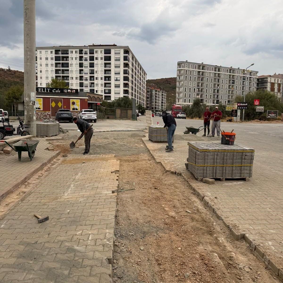 Edremit'te yol çalışmaları sürüyor