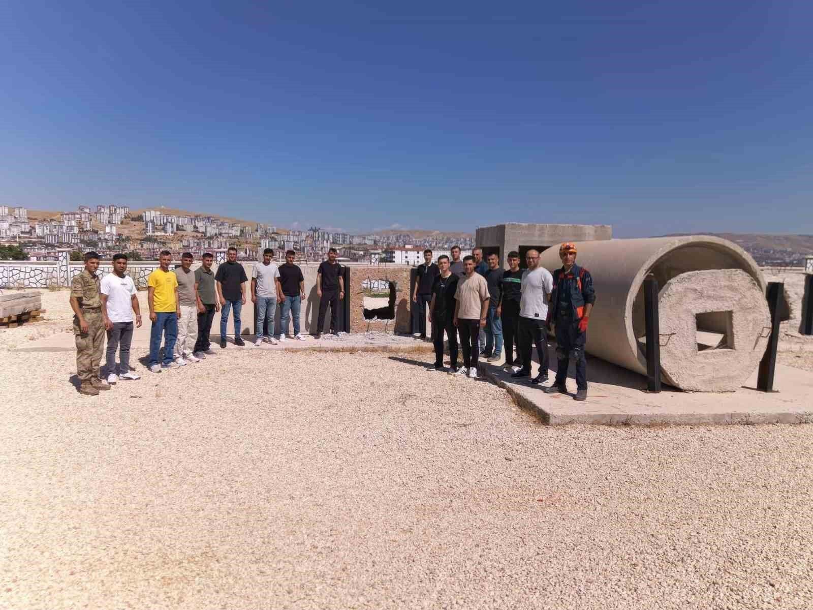 Elazığ'da jandarma personeline enkazda arama kurtarma temel eğitimi