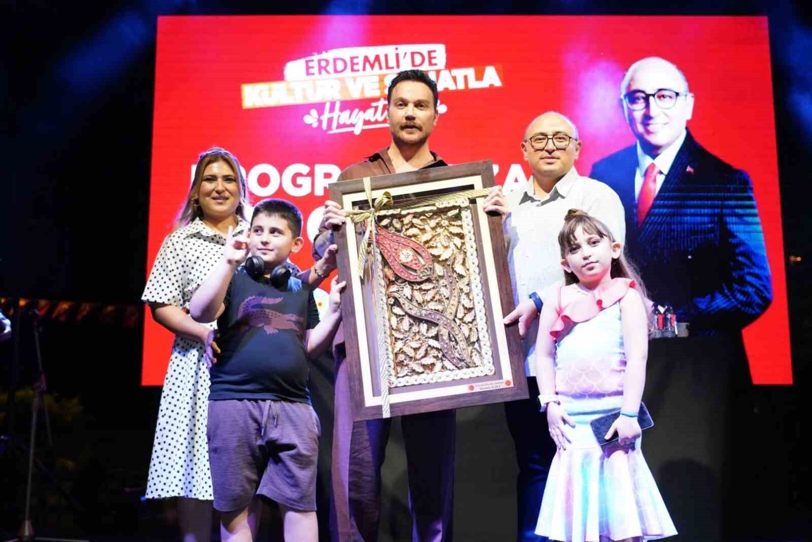 Erdemli Belediyesi Erdemlilileri Sinan Akçıl'la buluşturdu