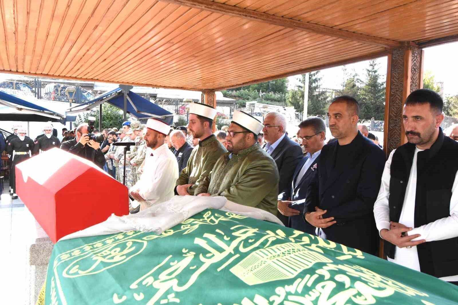 Erzurum'da çifte acı: Genç akademisyen ve kahraman gazi son yolculuğuna uğurlandı