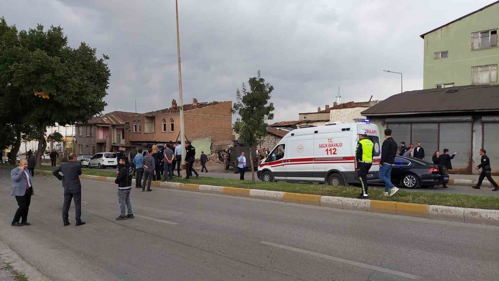Erzurum'da iki aile arasında silahla çatışma: 1'i polis 12 yaralı