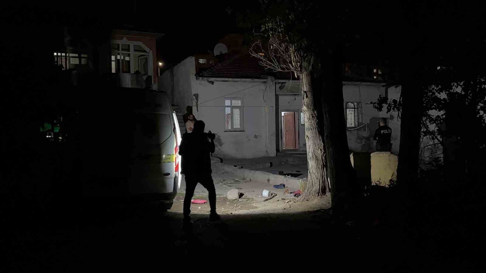Evinde bıçaklı saldırıya uğrayan 12 yaşındaki çocuk yaralandı