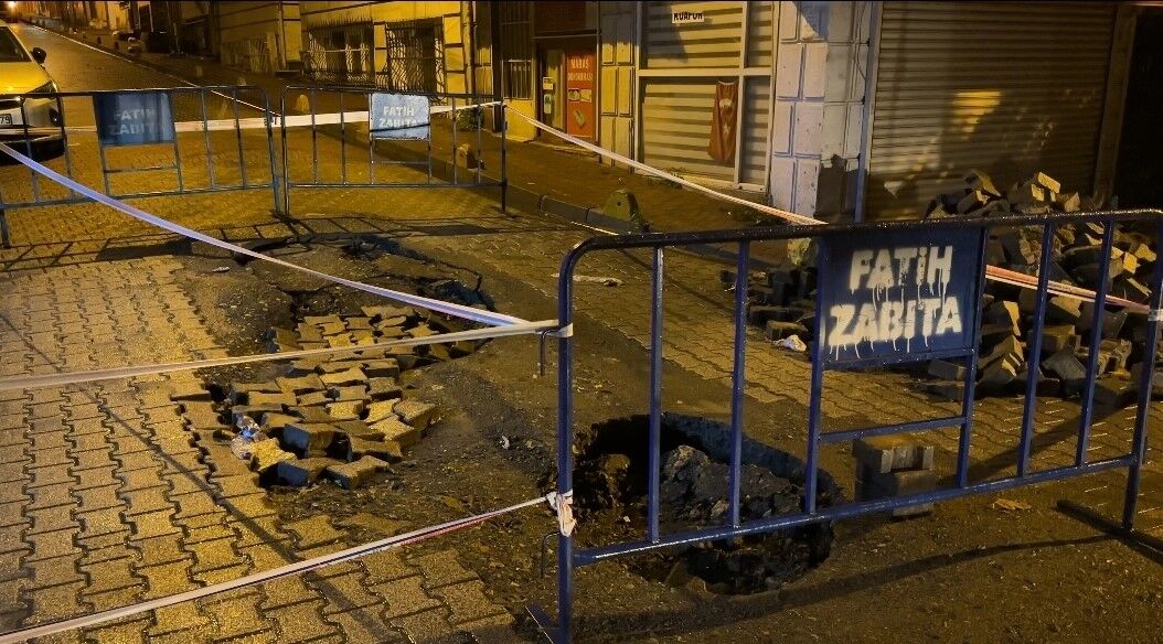 Fatih'te yağmur sonrası yol çöktü: Kamyon ve otomobil çukura girdi