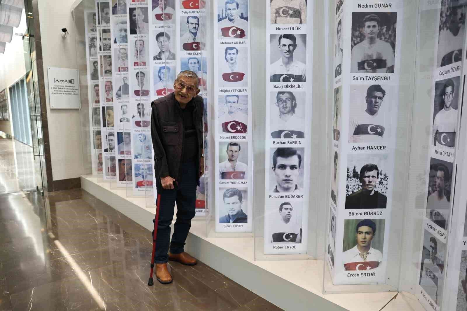 Fenerbahçe ve Türk futbolunun unutulmaz kalecilerinden Şükrü Ersoy hayatını kaybetti