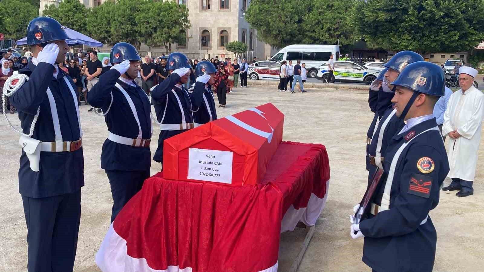 Hastalığa yenik düşen 24 yaşındaki uzman çavuş törenle son yolculuğuna uğurlandı
