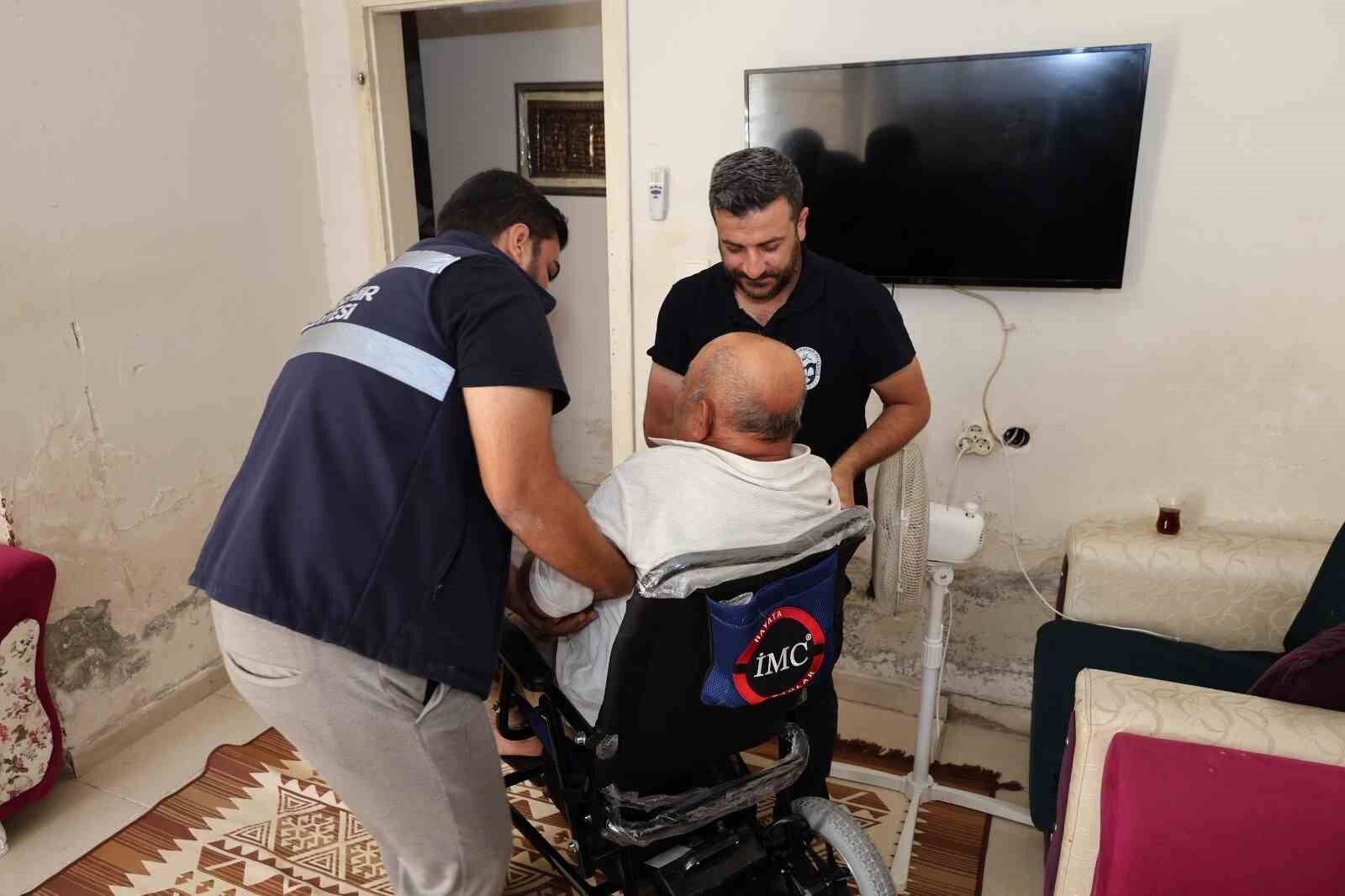 HBB' den Reyhanlı'da yaşayan engelli vatandaşa akülü tekerlekli sandalye desteği