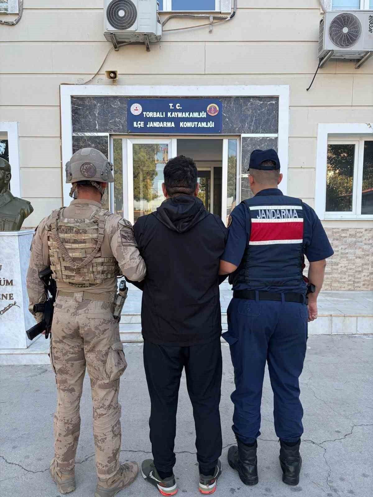 İzmir jandarması, firarileri arazide yakaladı