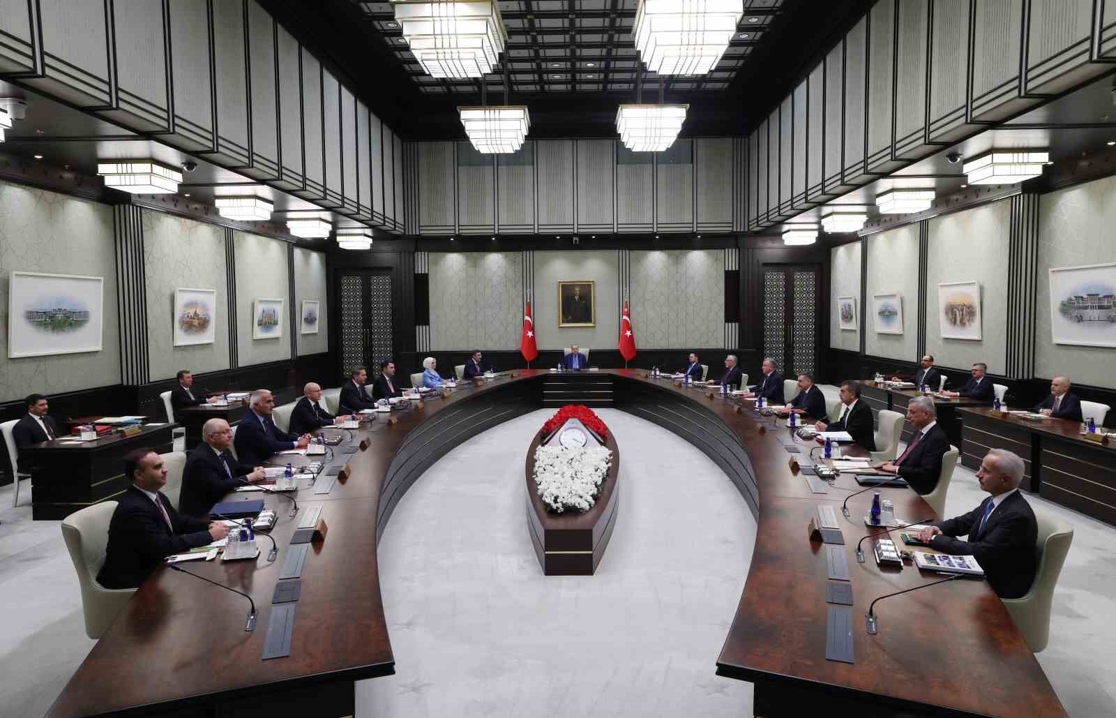 Kabine Toplantısı, Cumhurbaşkanı Recep Tayyip Erdoğan'ın başkanlığında Beştepe'de başladı.