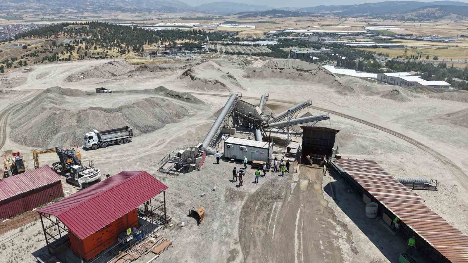 Kahramanmaraş'ta 200 bin metreküp enkaz ekonomiye kazandırıldı