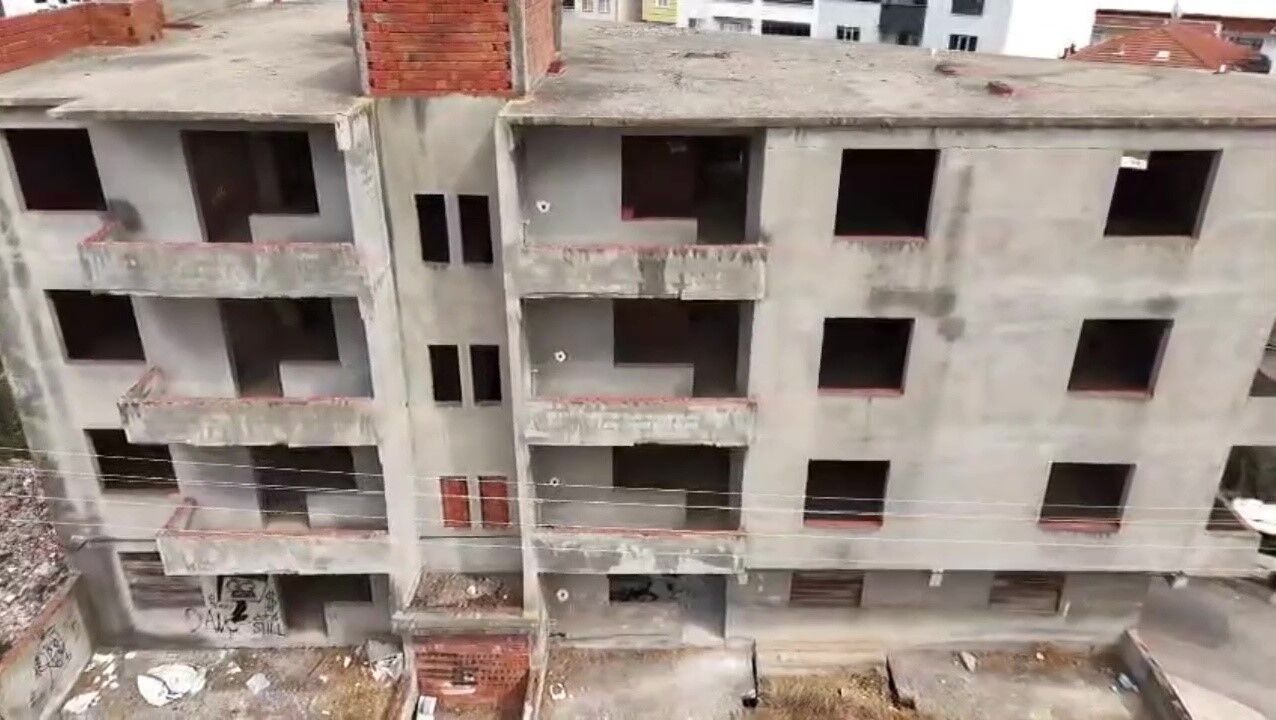 Karacabey'de 30 yıldır tamamlanmayı bekleyen bina mahalleliyi tedirgin ediyor