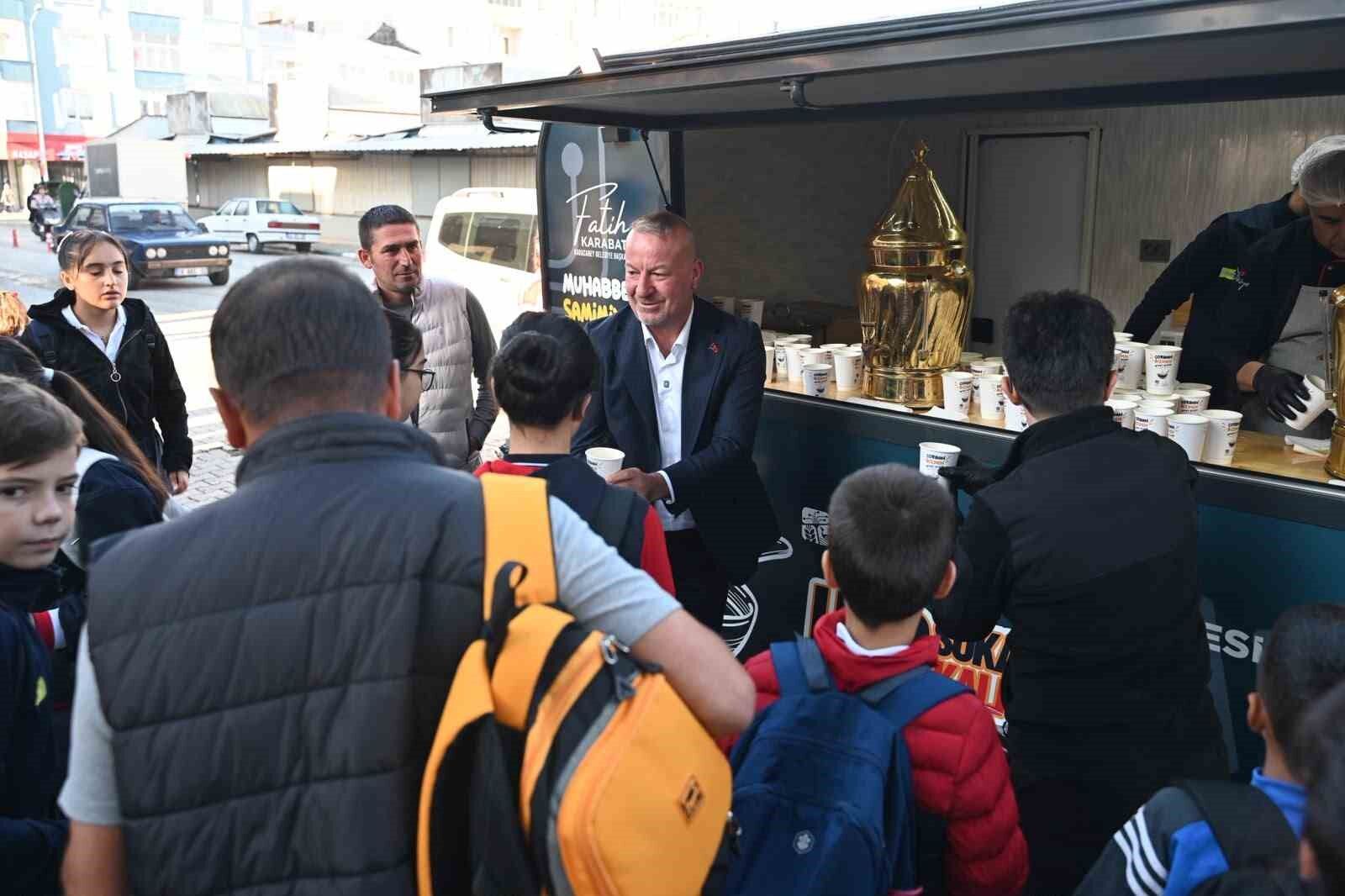 Karacabey'de 'Çorba Bizden' kampanyasına öğrencilerden yoğun ilgi