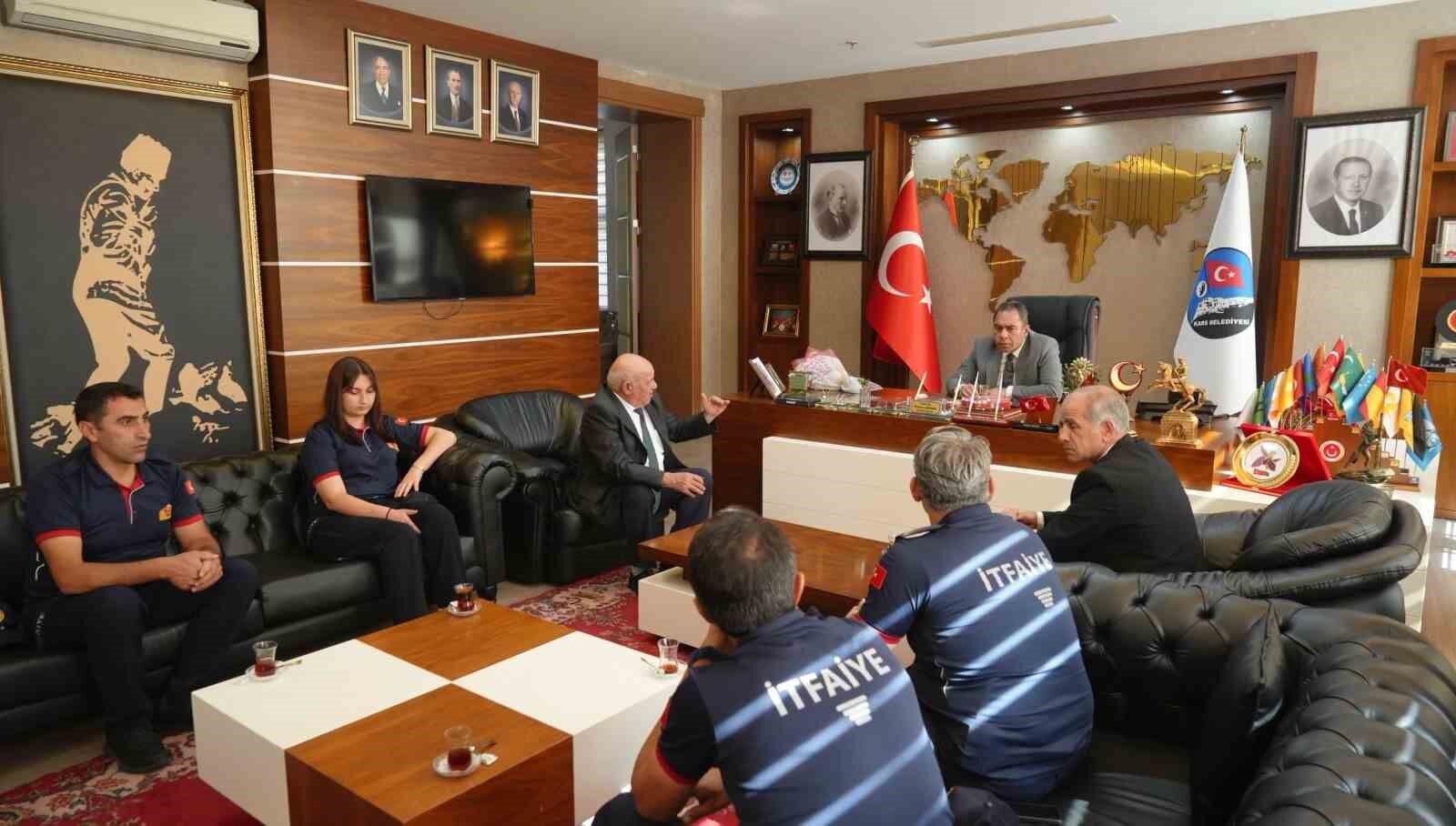 Kars'ta İtfaiye Haftası ziyareti: Başkan Senger itfaiyecileri ağırladı