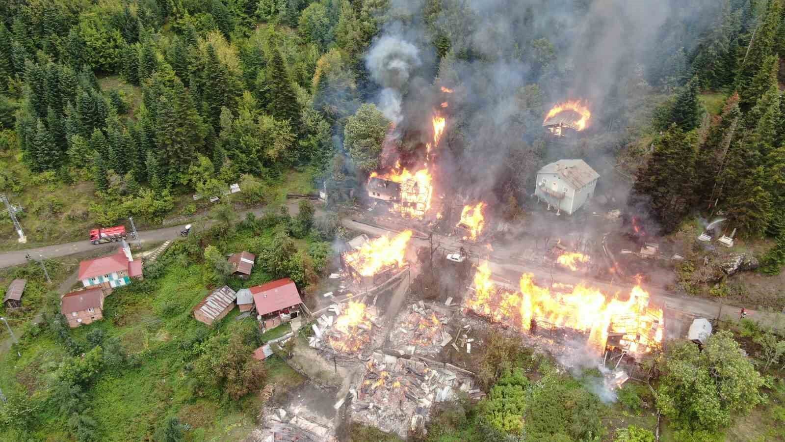 Kastamonu'daki köy yangınına müdahale sürüyor: 8 ev yanıyor