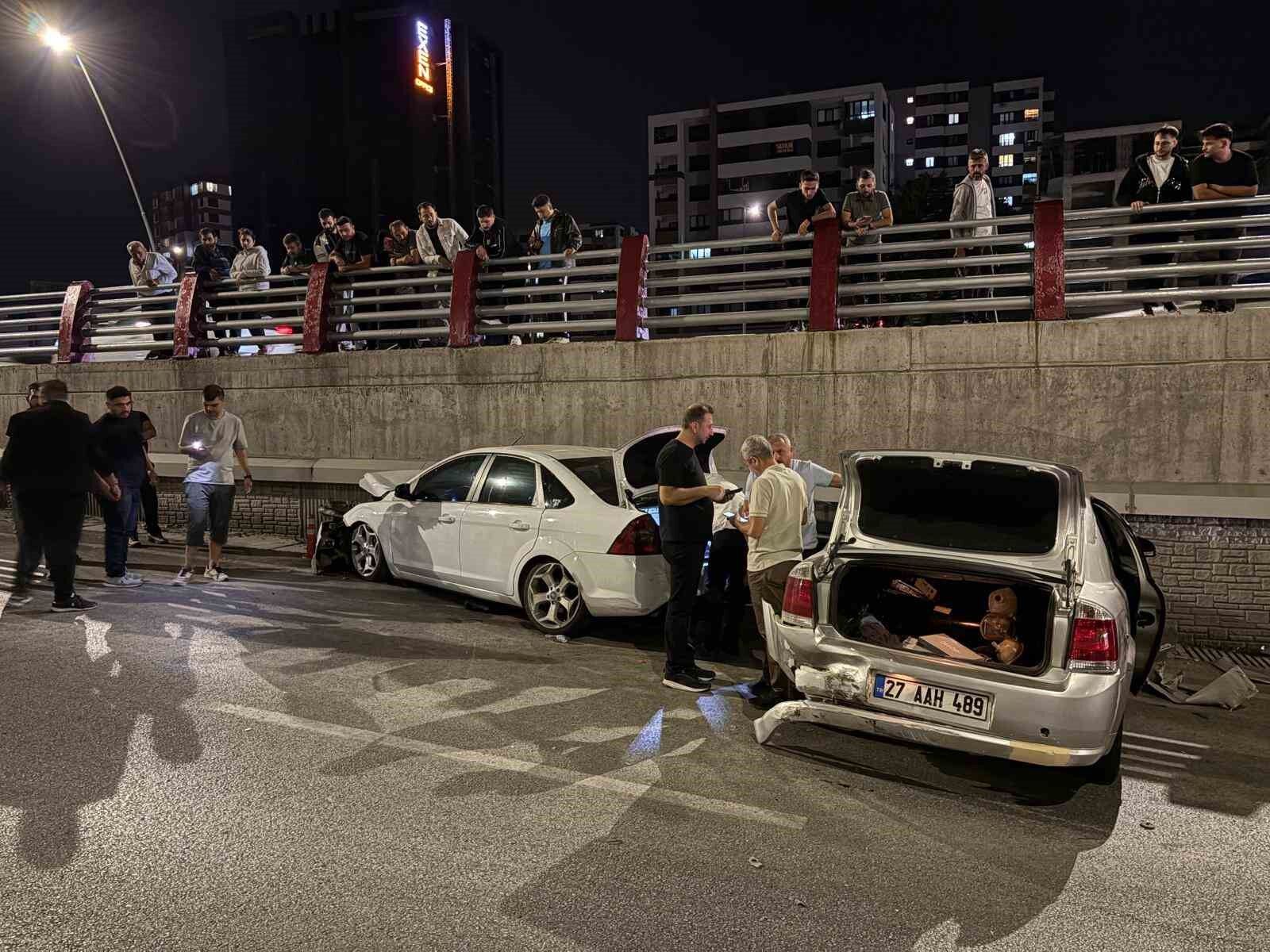 Kayseri'de 3 otomobilin karıştığı kazada 2 sürücü yaralandı