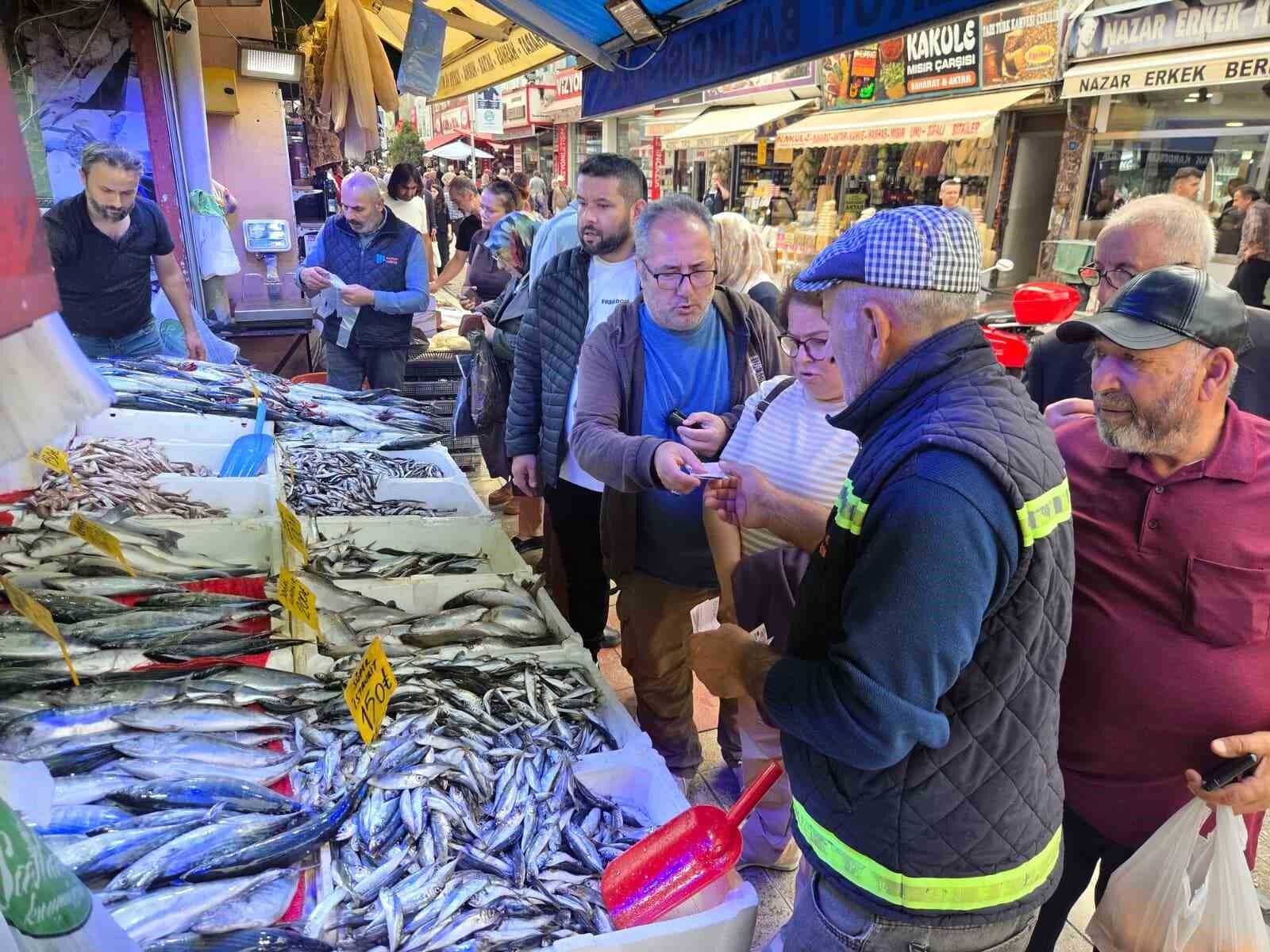 Kiloluk palamut 90 TL'ye düşünce vatandaş tezgahlara akın etti
