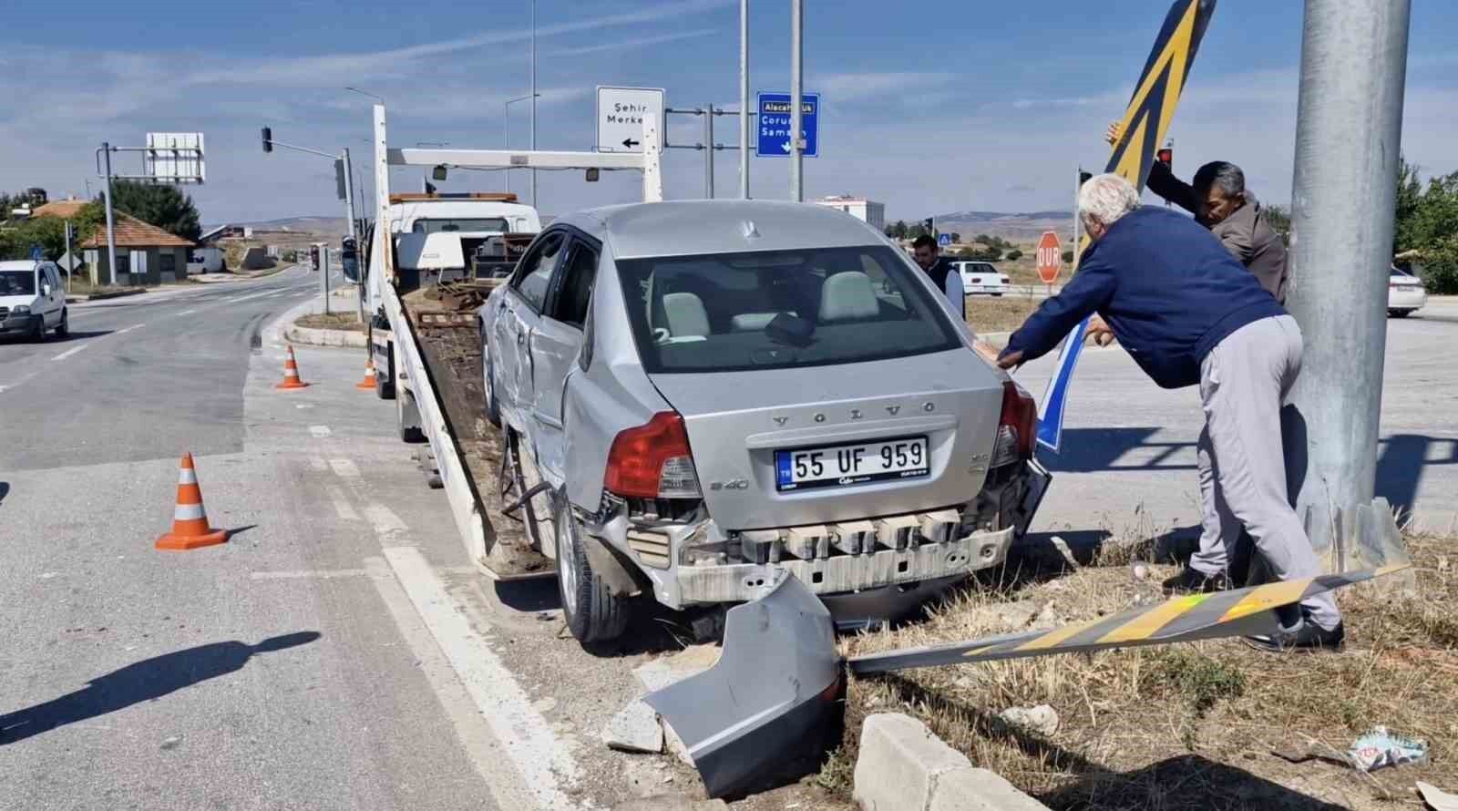 Kırmızı ışıkta durmadı, iki otomobile çarptı: Ehliyetine 2 ay el konuldu