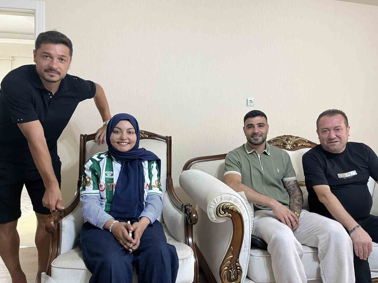 Konyaspor'dan omurilik kanseri tedavisi gören taraftar Sude Ay'a ziyaret