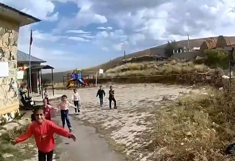 Koşarak geldiler, sımsıkı sarıldılar: Jandarmaya sevgi çemberi