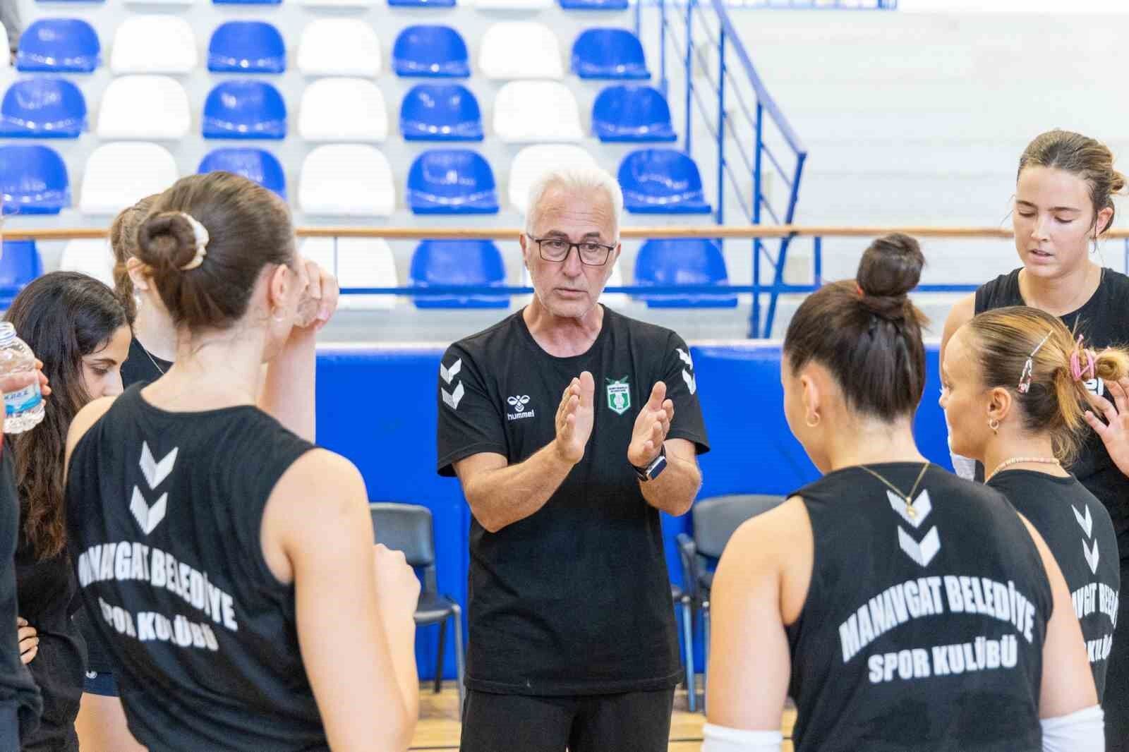 Manavgat Belediyespor kadın voleybol takımı yeni sezona hazırlanıyor