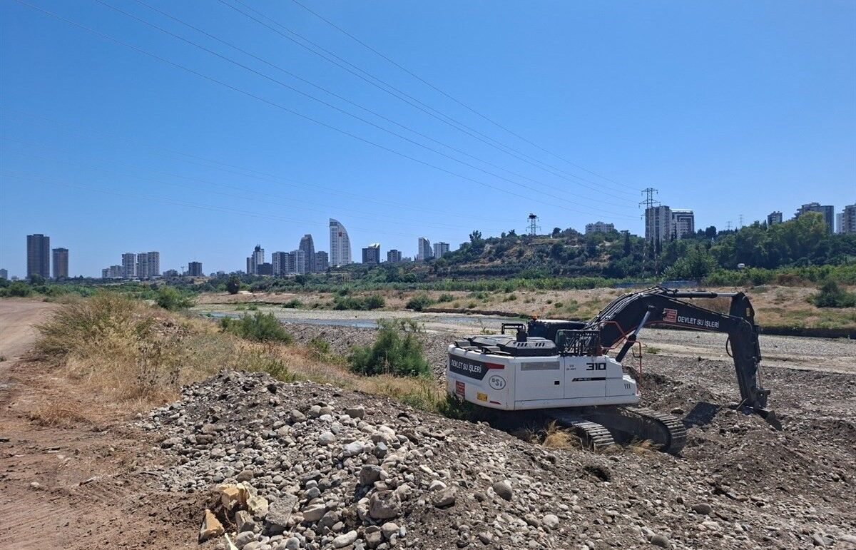 Mersin'de sel ve taşkın riskine karşı dere ıslahı çalışmaları sürüyor
