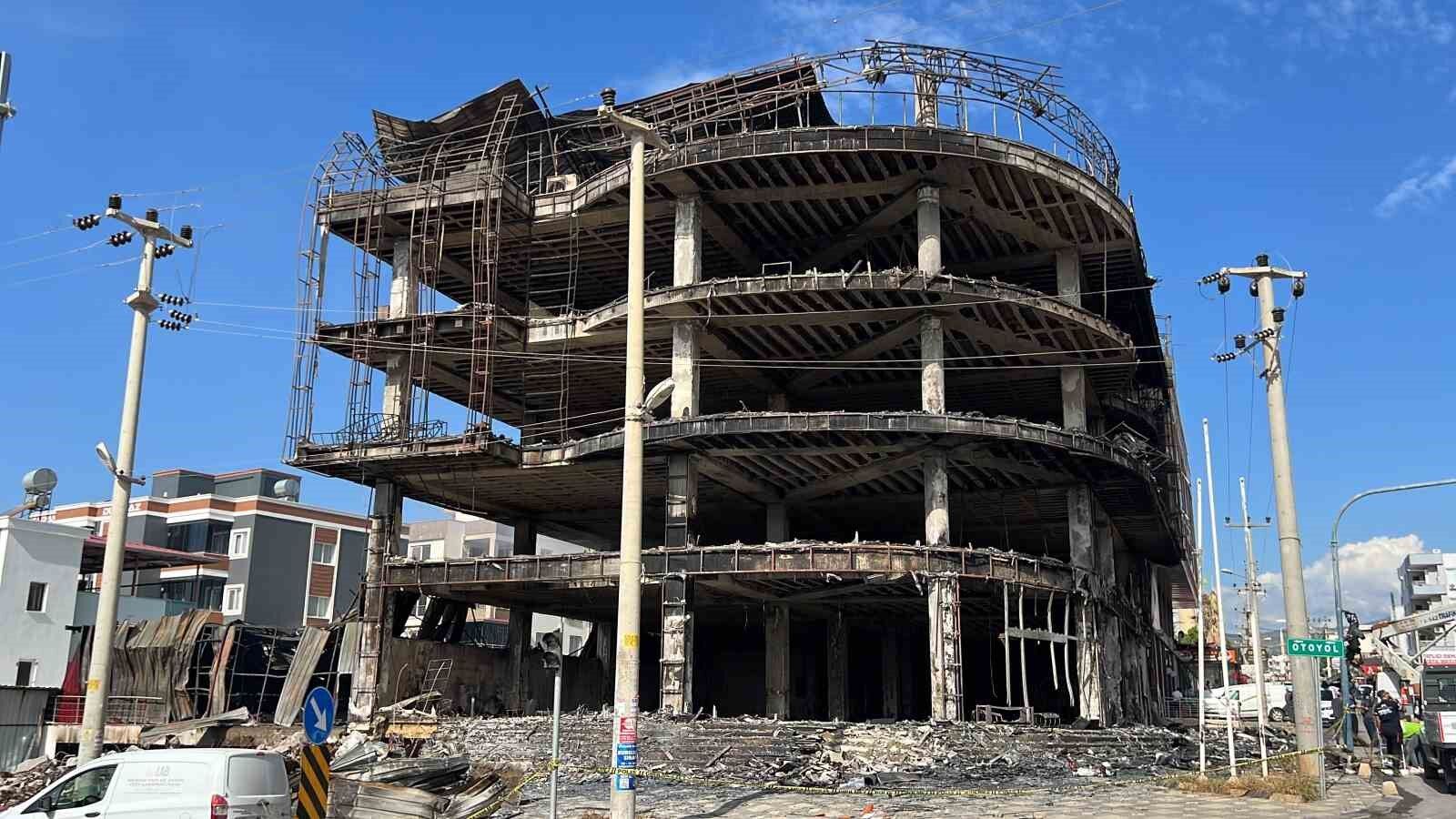 Mersin'deki mobilya mağazası küle döndü, soğutma çalışması sabaha kadar sürdü