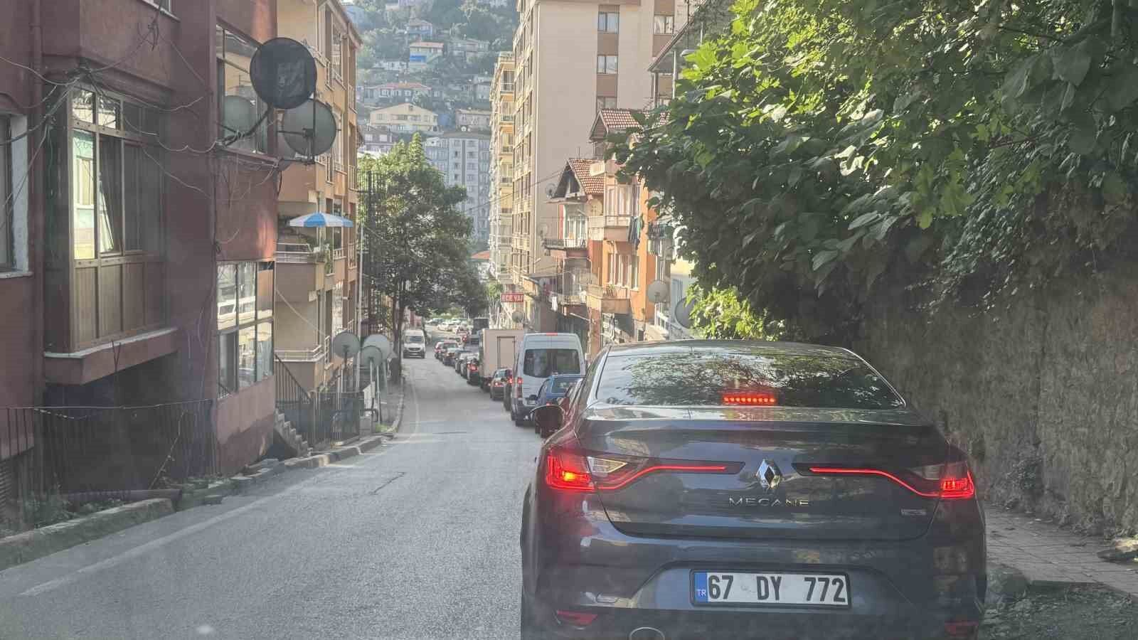 Metrelerce araç kuyruğu oluştu, sürücüler zor anlar yaşadı