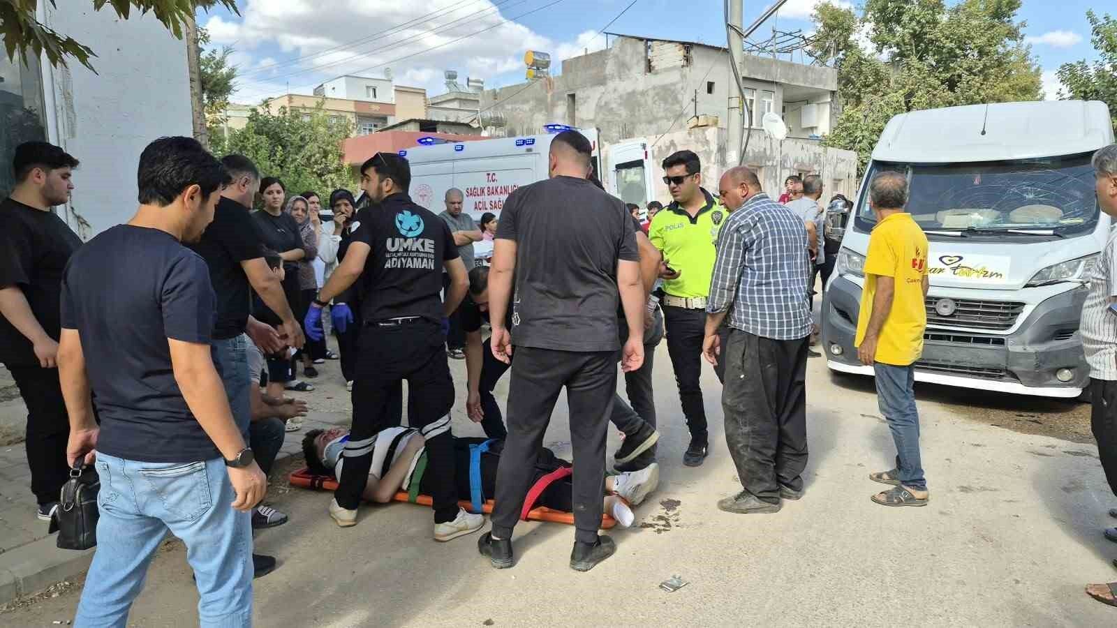 Motosiklet ile servis aracı çarpıştı: 1 yaralı