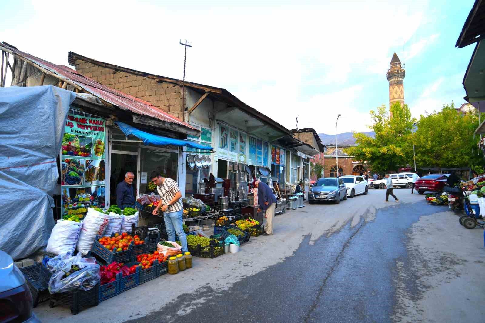 Muş'un ünlü bağlarında yetiştirilen güz meyveleri tezgâhtaki yerini aldı
