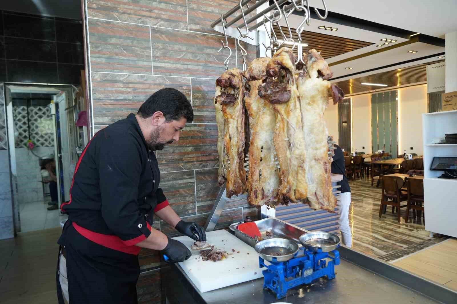 Muş'un yöresel lezzeti büryan, tandırda sofralara uzanıyor