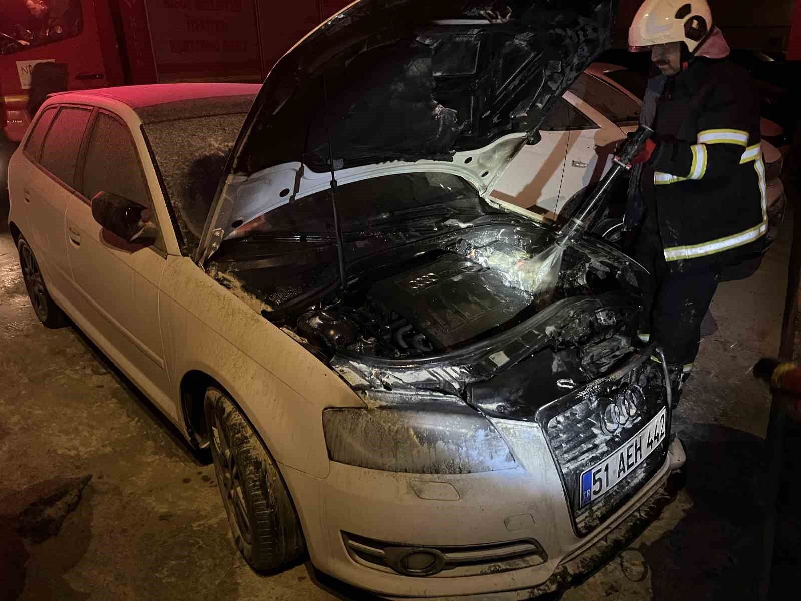 Niğde'de park halindeki otomobil yandı
