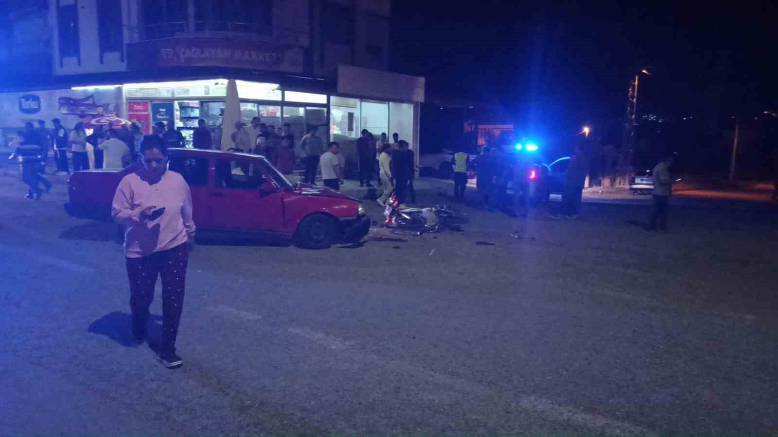 Otomobil ile motosiklet çarpıştı: 3 yaralı