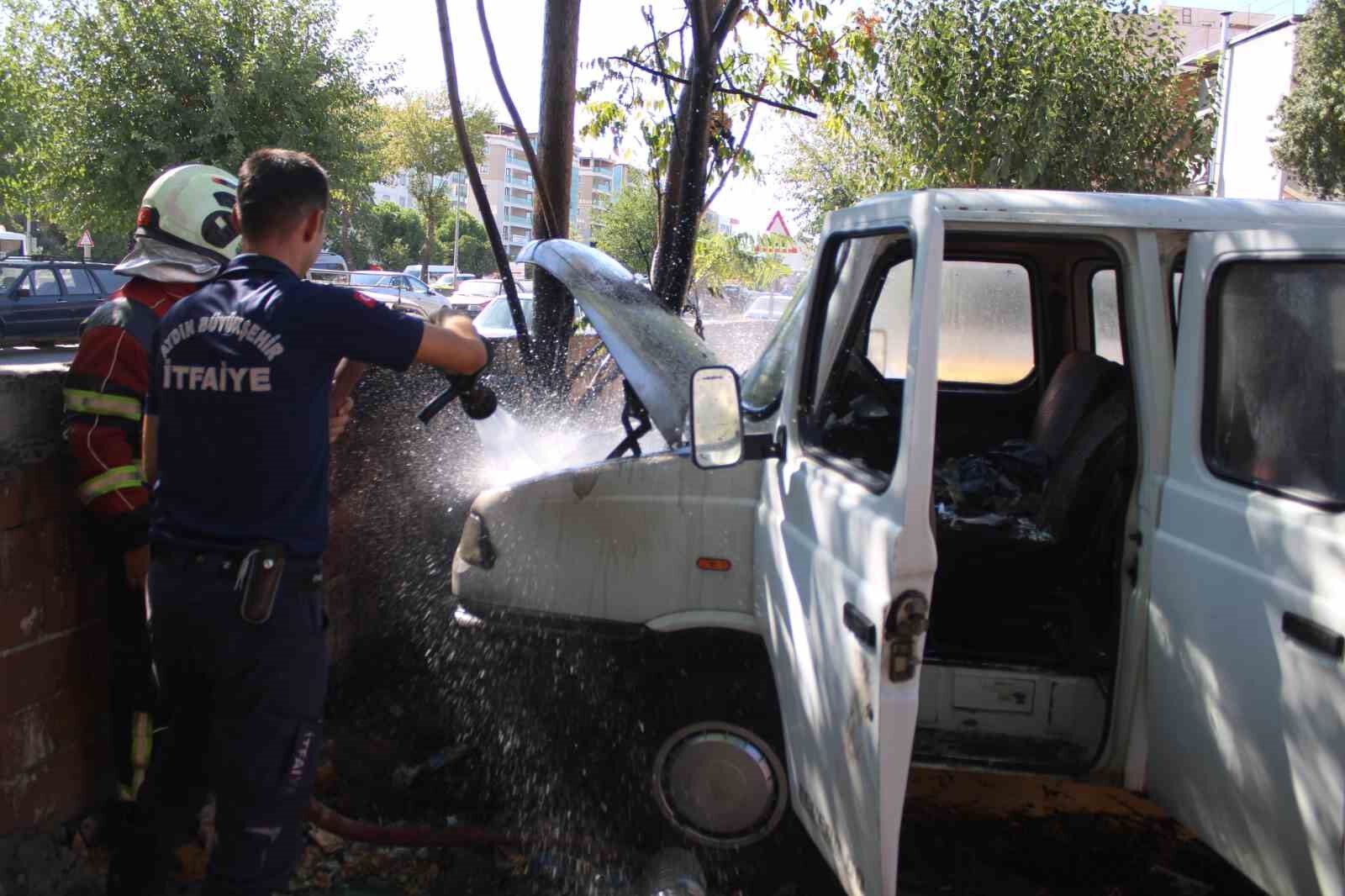 Park halindeki kamyonette yangın çıktı