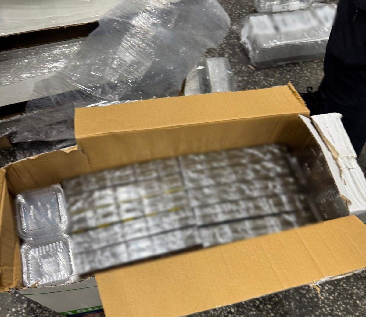 Plastik kutuların arasından 20 bin paket kaçak sigara çıktı