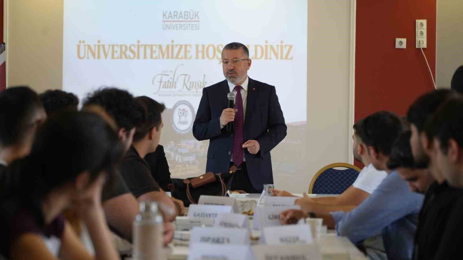 Rektör Kırışık, yeni dönemin ilk gününde öğrencilerle buluştu