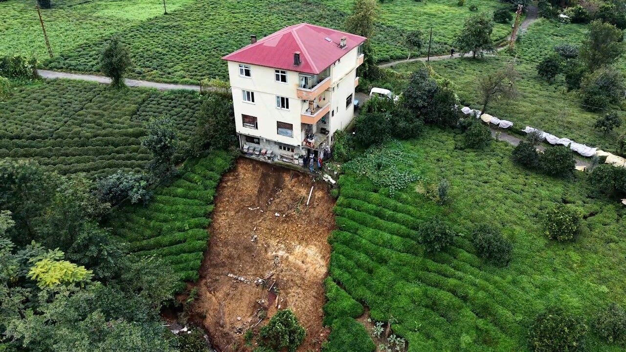 Rize'de korkutan heyelan: 'Eşim 'Ev gidiyor' diye beni kaldırdı'