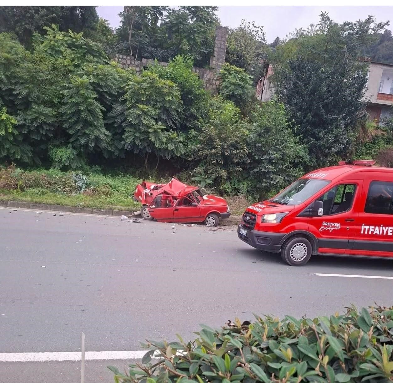 Rize'de tır arızalanan otomobile çarptı: 1'i ağır 2 yaralı