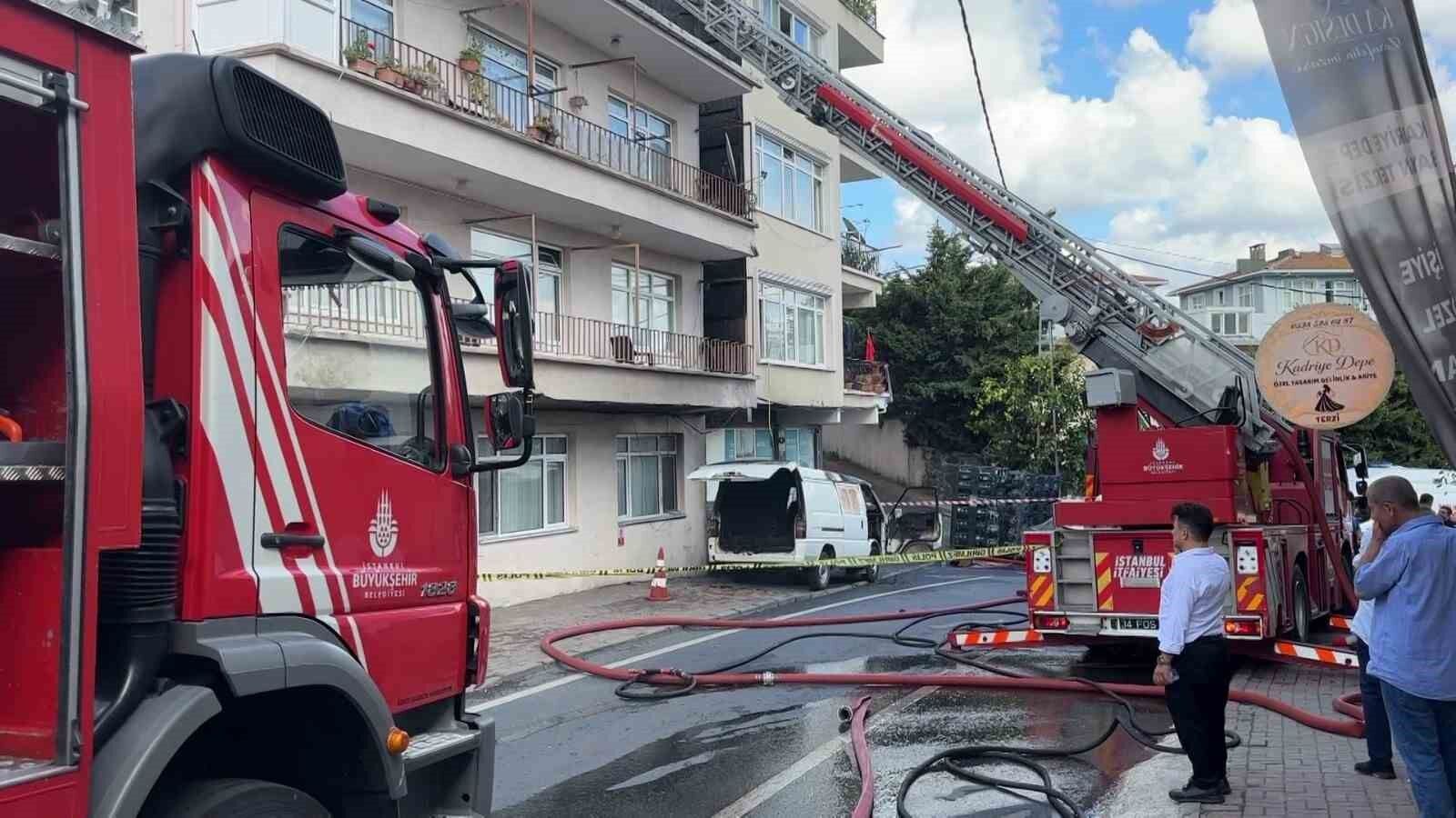Sarıyer'de korkutan yangın: İki binanın çatısı ile bir araç yandı