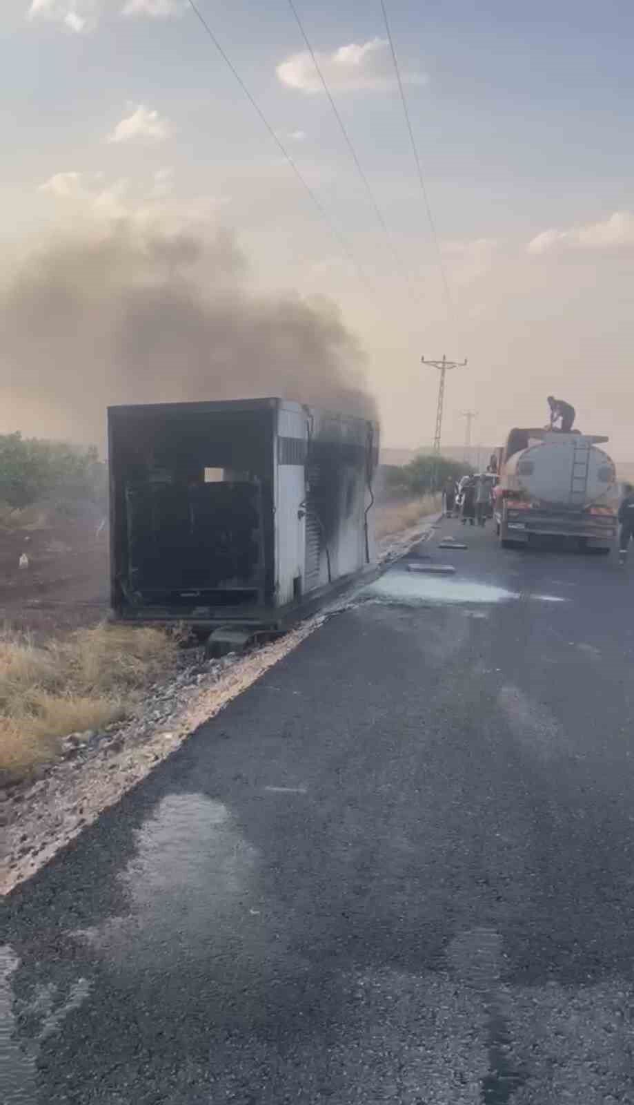 Siirt'te jeneratör taşıyan tır yan yattı, jeneratör alev aldı
