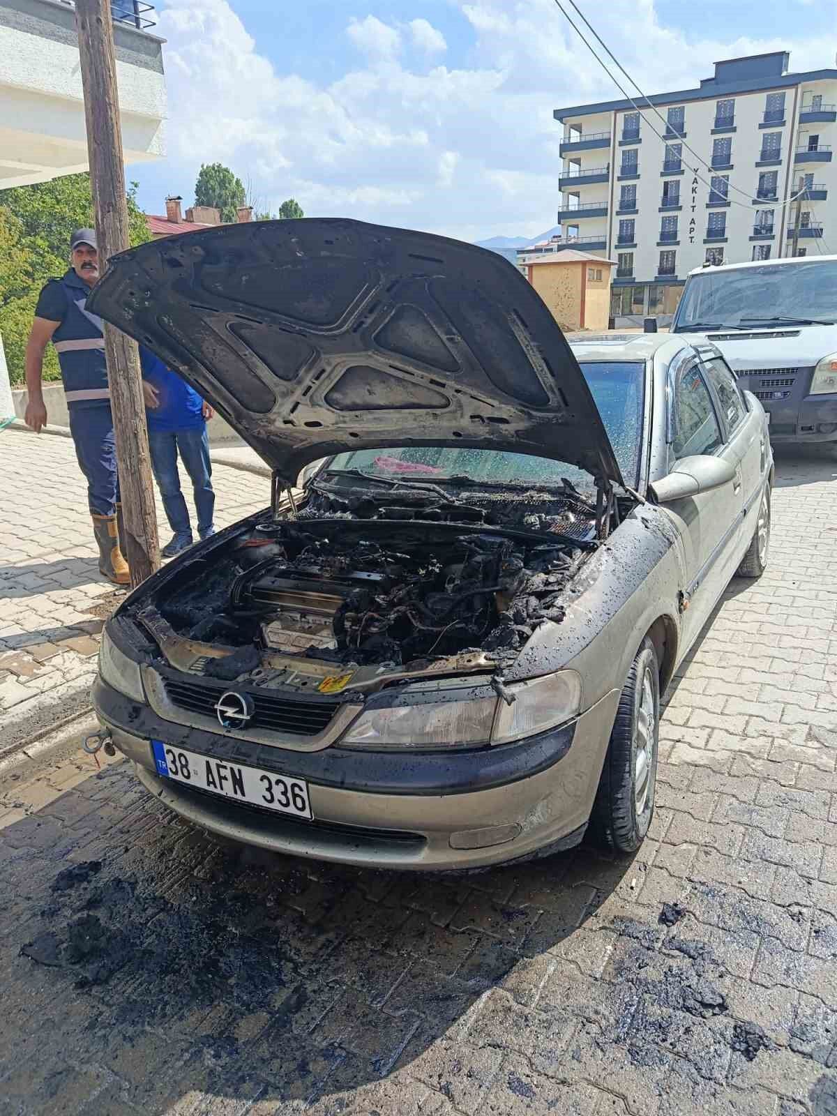 Tatvan'da park halindeki otomobil alev aldı
