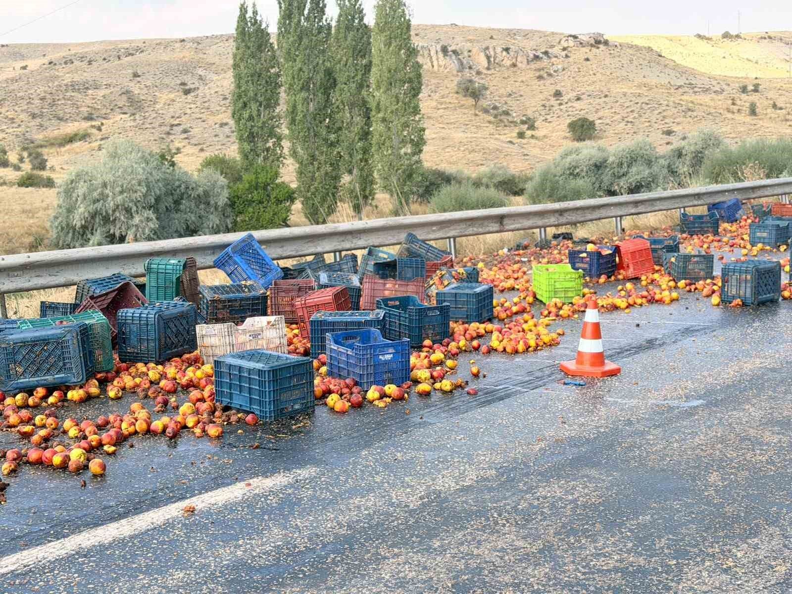 Tırın dorsesi yan yatınca şeftaliler yola saçıldı