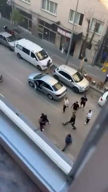 Trafik durdu, cadde ringe döndü.. O anlar kamerada