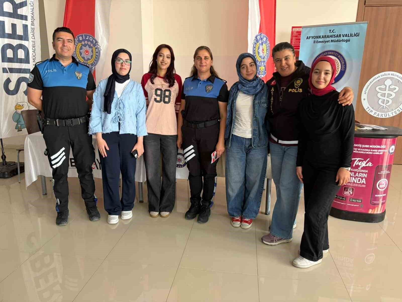 Üniversite öğrencilerine güvenlik ve siber farkındalık eğitimi