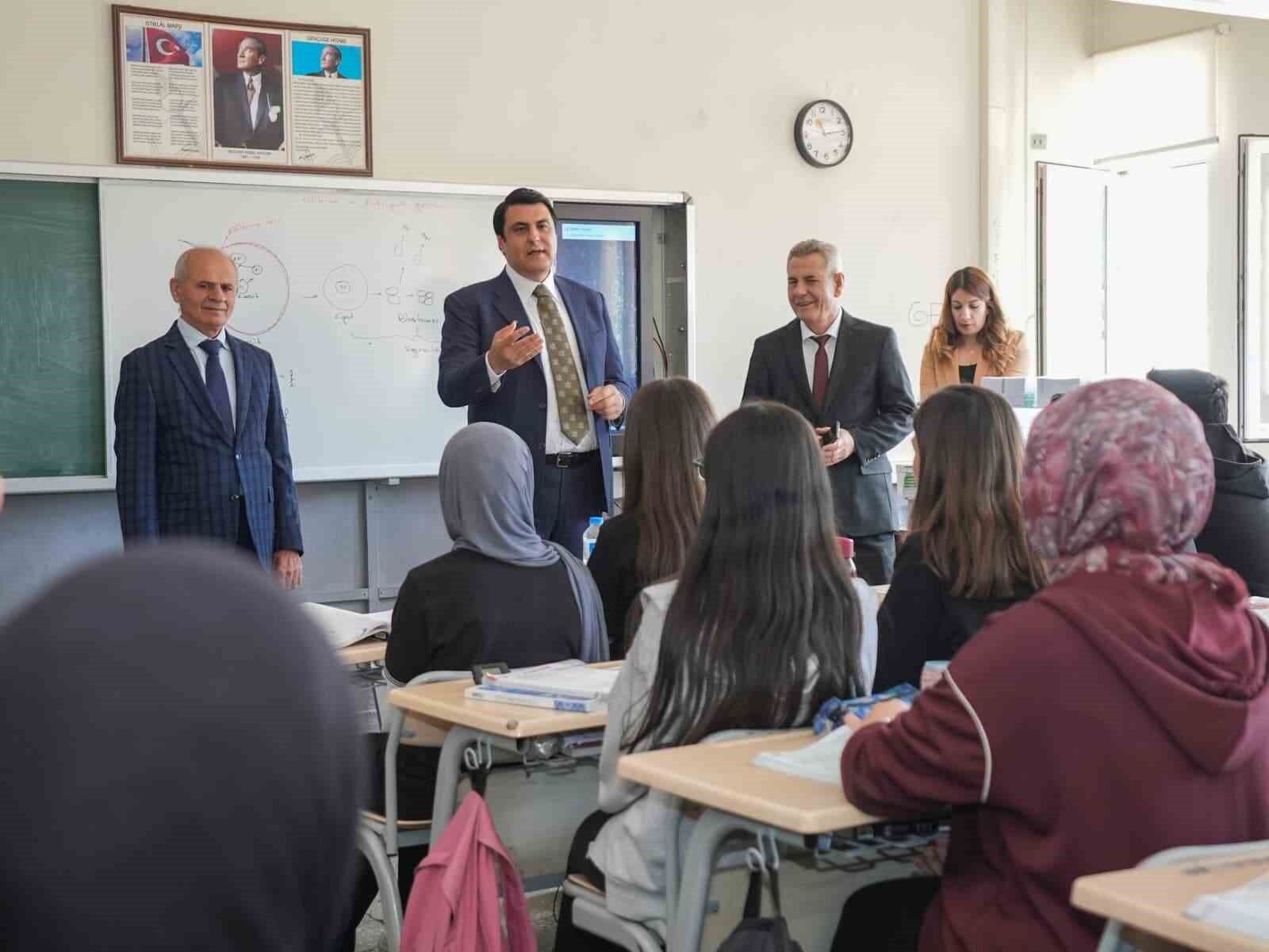 Üniversite yolculuğuna ilk bilet başkan Yılmaz'dan