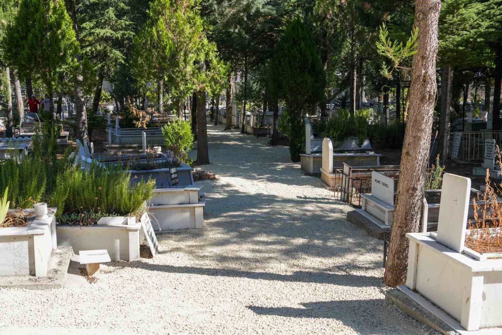 Uşak Belediyesi mezarlık yollarını bakıma aldı