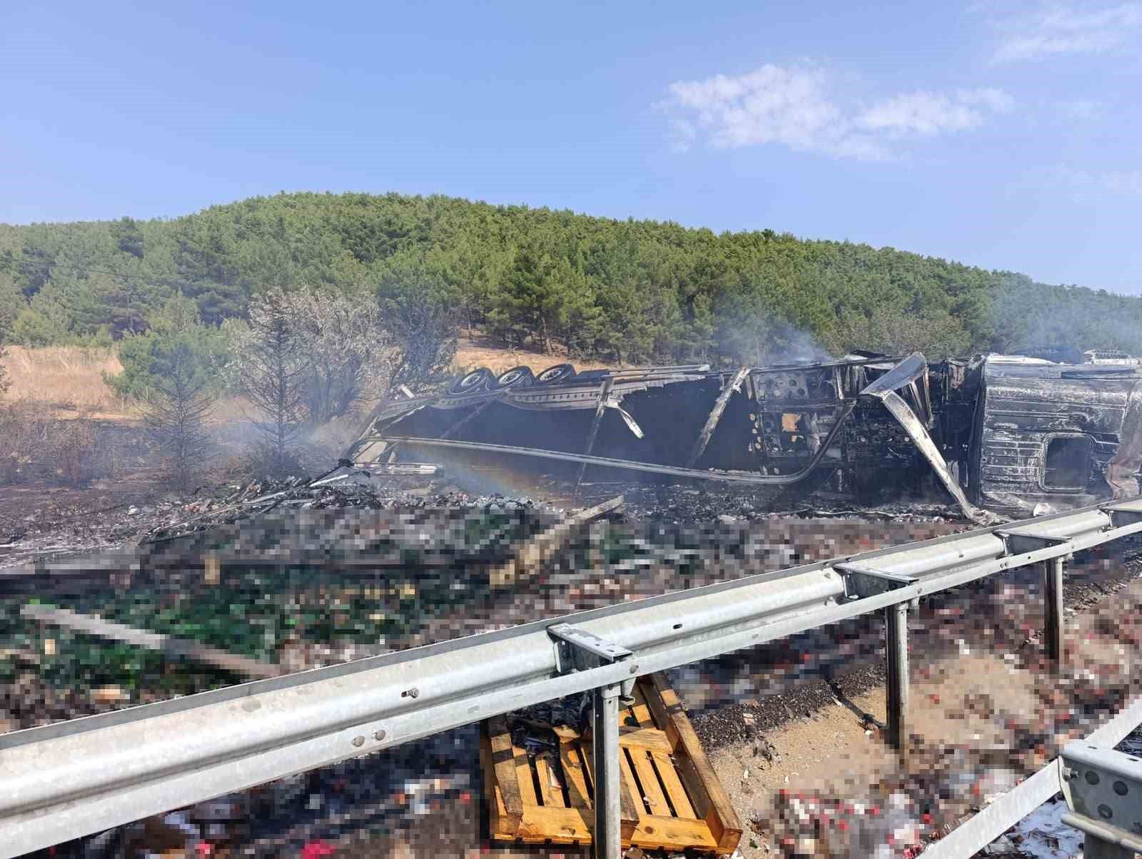 Uşak'ta bariyere çarpan alkol yüklü tır alev aldı